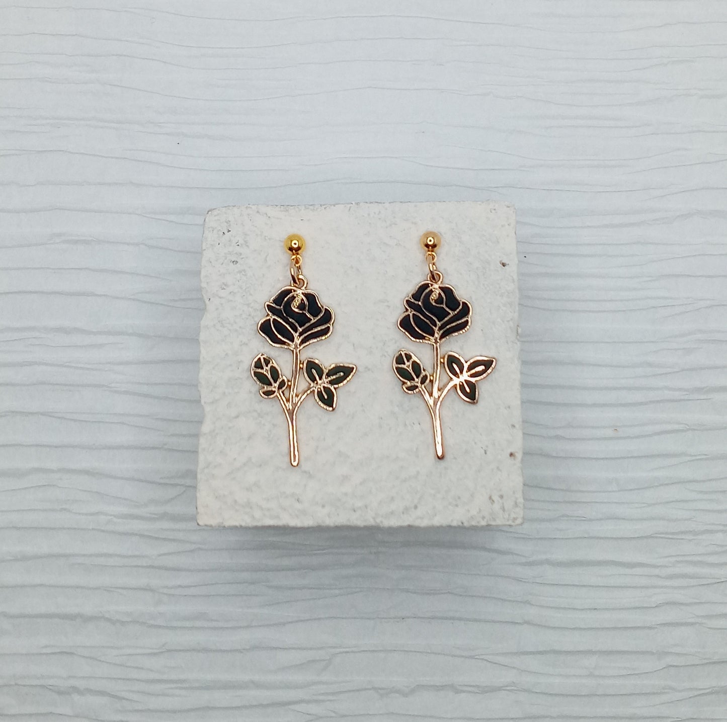 ΔRTISTΔ - Stemmed Roses Earrings